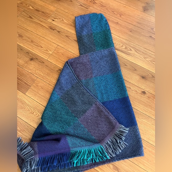 Gorgeous hooded Shawl - Picture 2 of 4